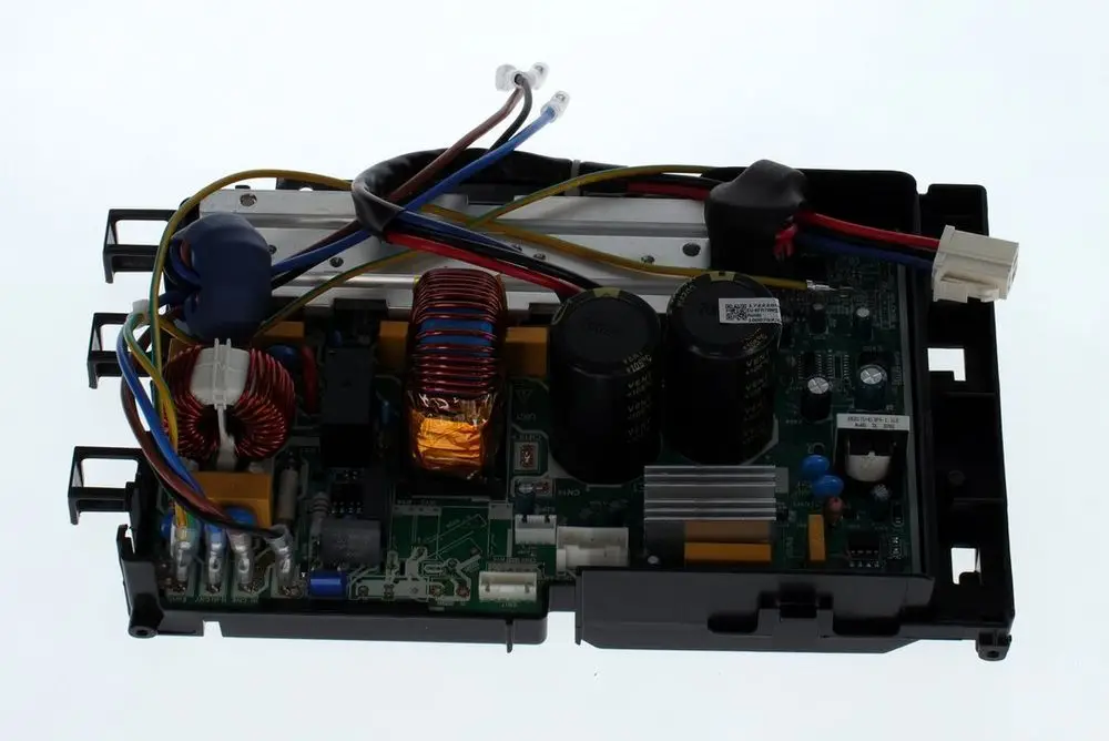 Gruppierung von elektrischen Bauteilen auf einer Platine, darunter Spulen, Widerstände und Kondensatoren. Teil der BOSCH Steuerungstechnologie im industriellen Einsatz.